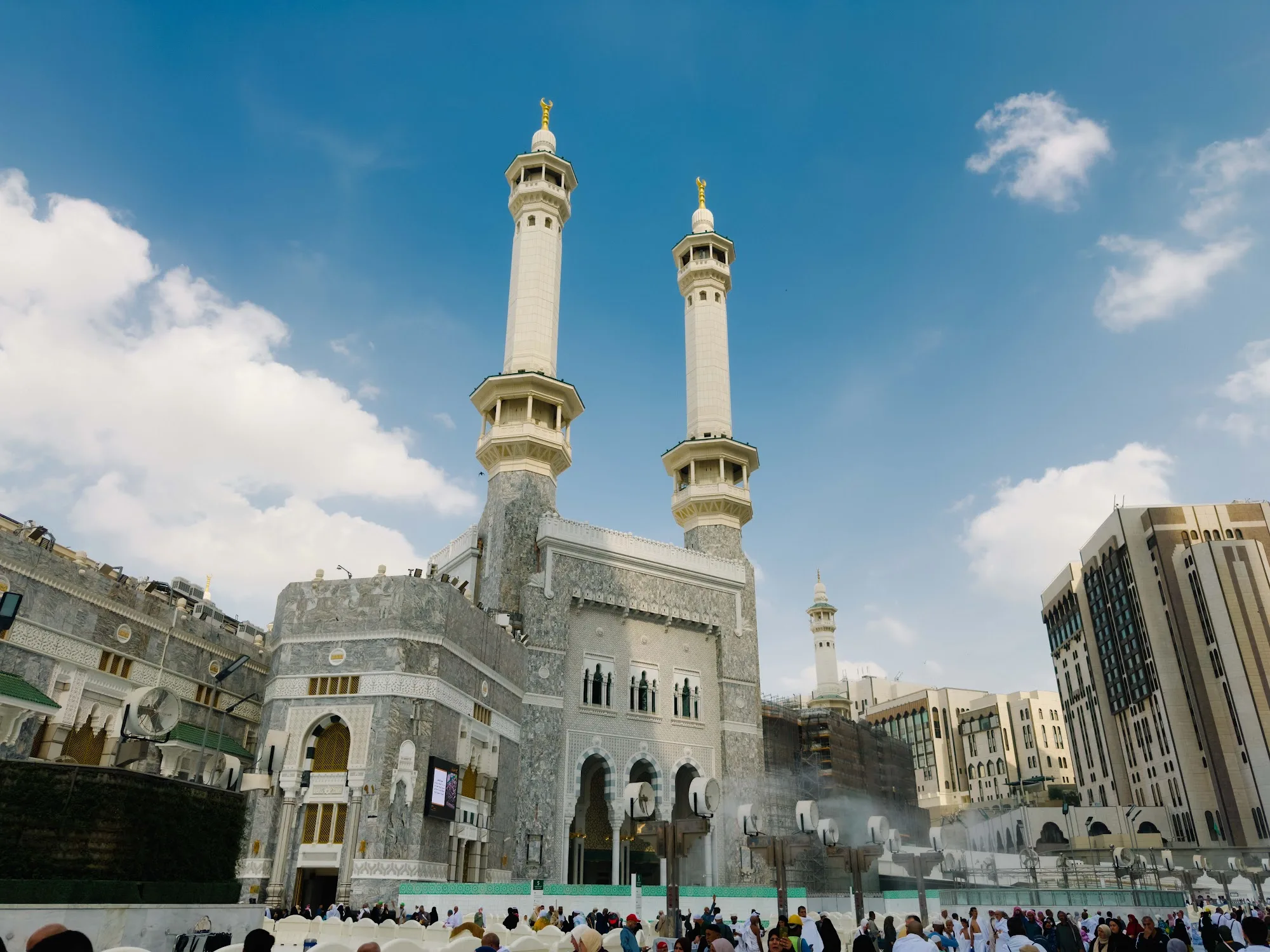 Dua menara dan pintu utama Masjidil Haram di bawah langit biru
