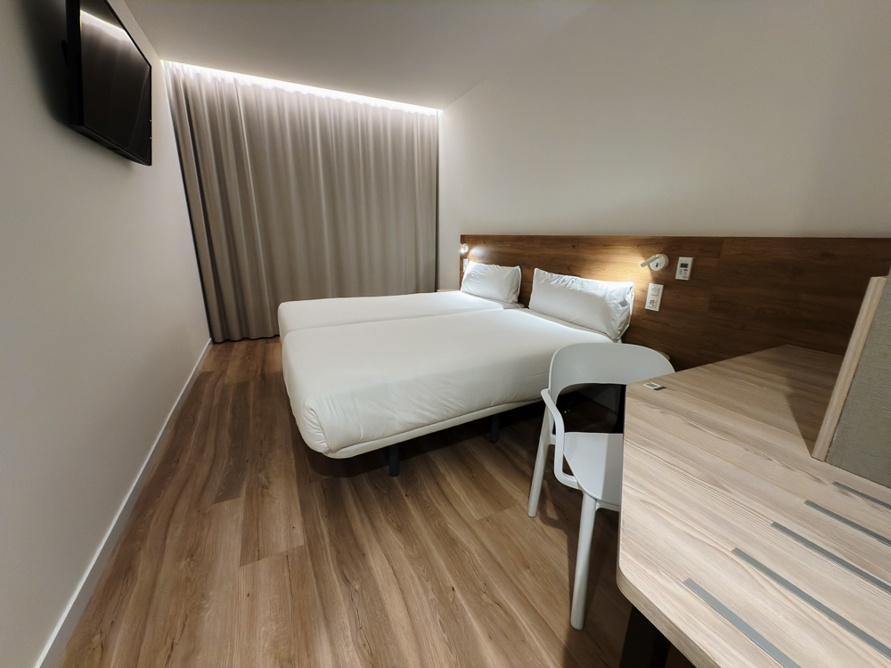 Sudut meja dan katil di bilik B&B Hotel Écija