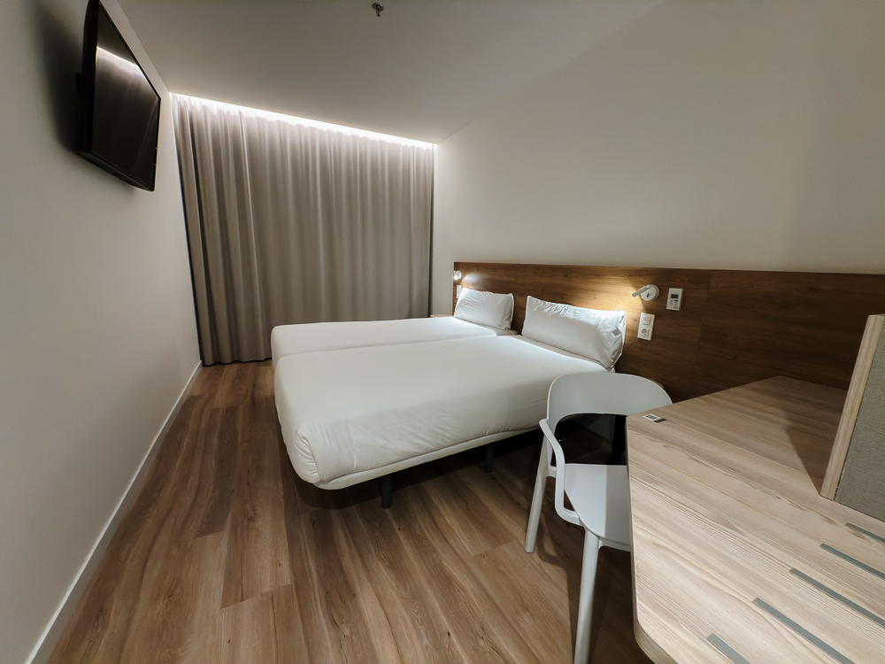 Bilik di B&B Hotel Écija dengan katil besar dan lantai kayu