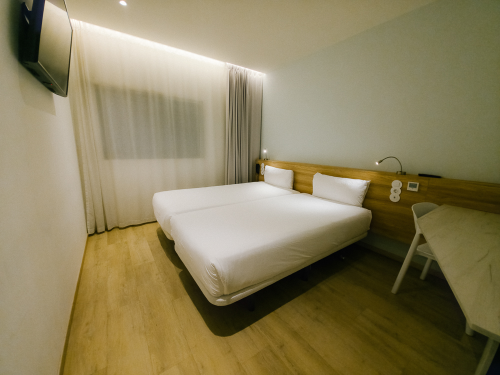 Bilik Double di B&B Hotel Lisboa Montijo dengan katil besar dan lantai kayu