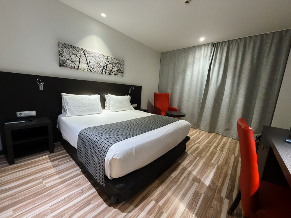Sudut meja dan katil di bilik Holiday Inn Express Madrid Alcobendas