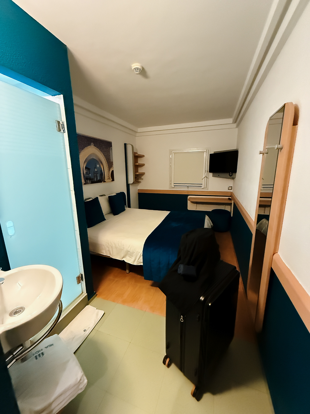 Ruang bilik Hotel MIA Urban Fez dengan TV dan cermin