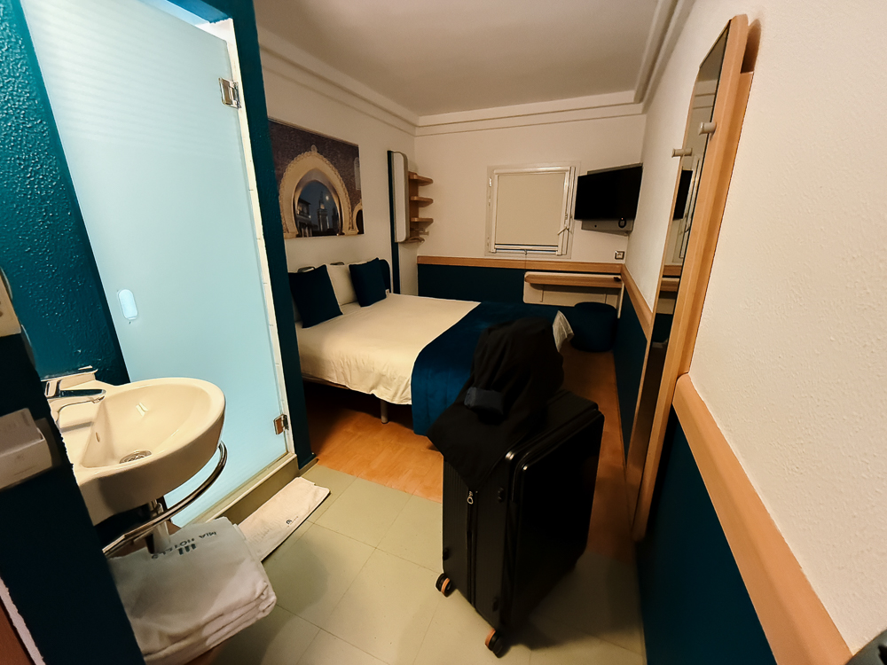 Bilik di Hotel MIA Urban Fez dengan sinki dan katil