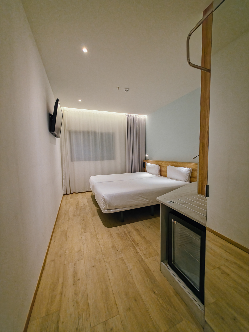 Bilik B&B Hotel Lisboa Montijo dengan TV, meja dan peti sejuk mini