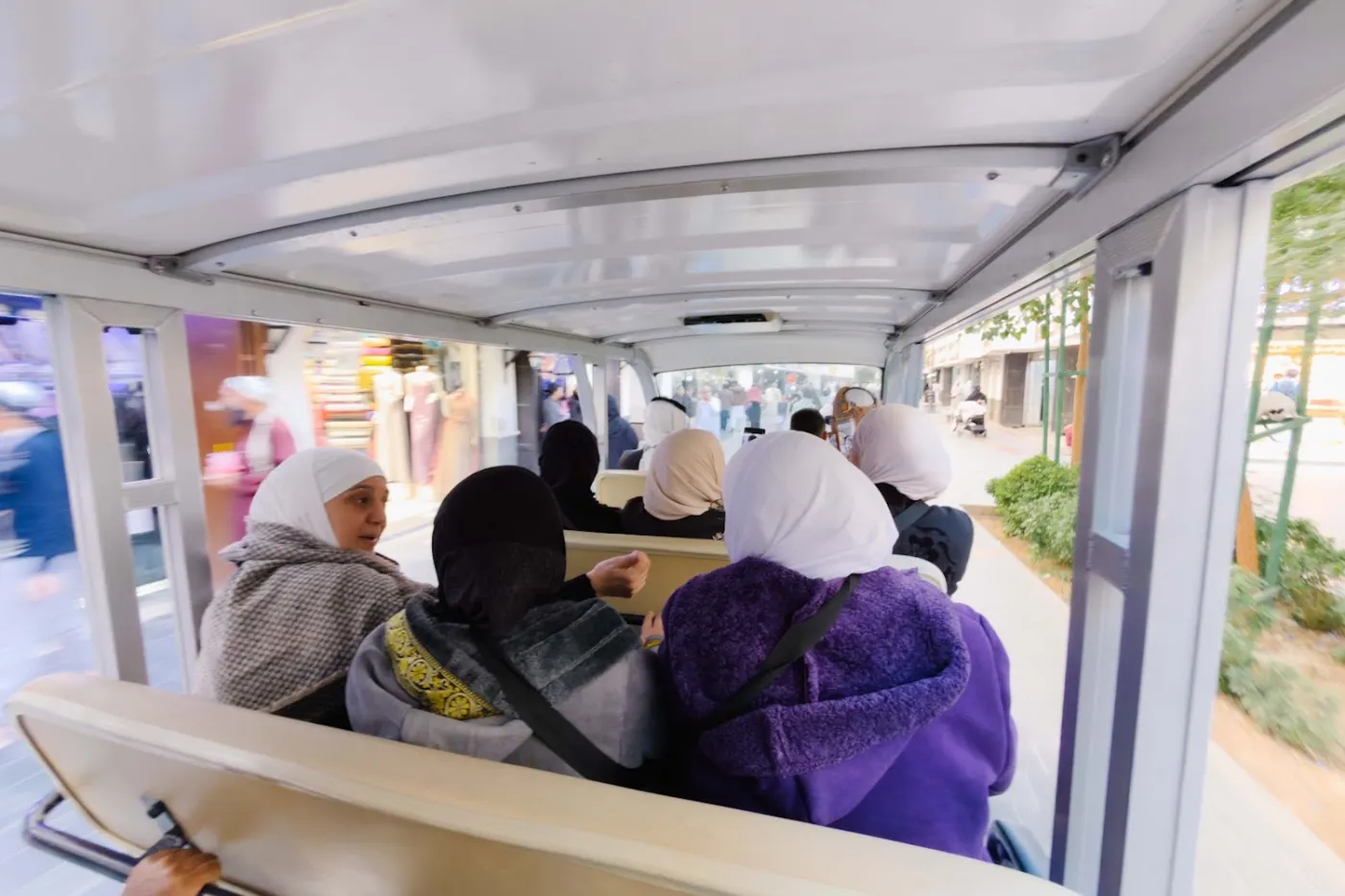 Jemaah wanita menaiki kenderaan buggy di sekitar Masjid Nabawi
