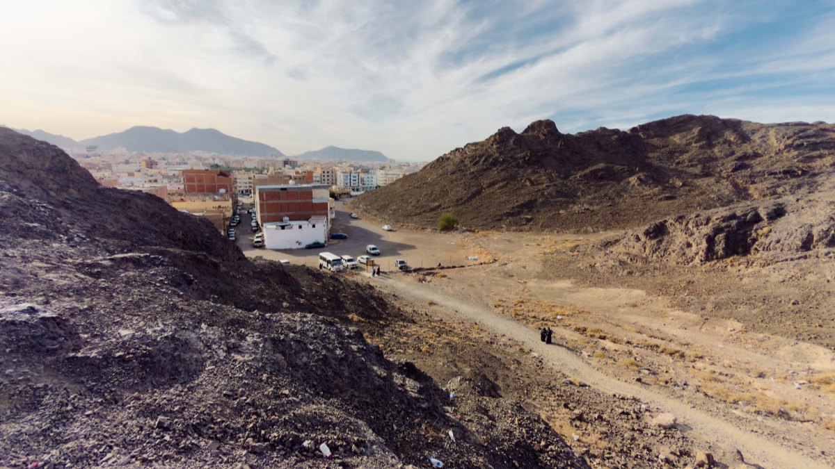 Bukit-bukau batu dan lembah kering di pinggir Madinah