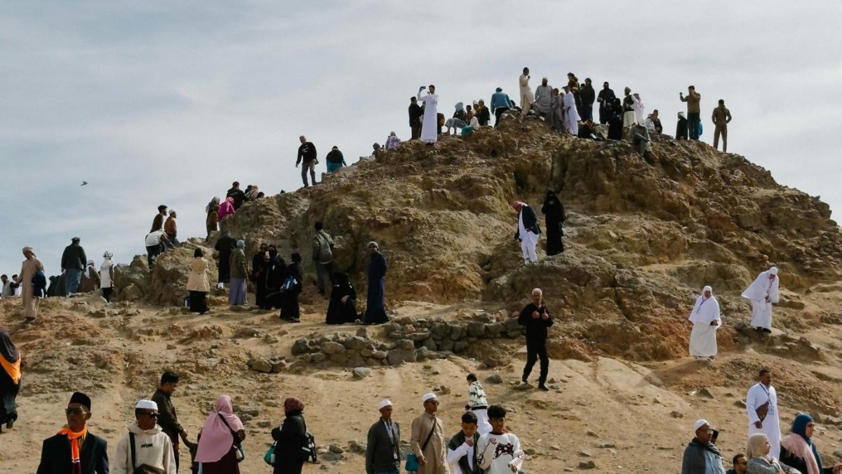 Jabal al-Rumat atau Bukit Pemanah di kawasan Uhud, Madinah, dengan pengunjung di puncak dan lerengnya