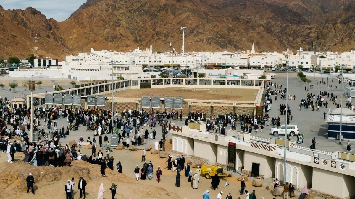 Kawasan Makam Syuhada Uhud berpagar dilihat dari Bukit Pemanah dengan Gunung Uhud di belakang