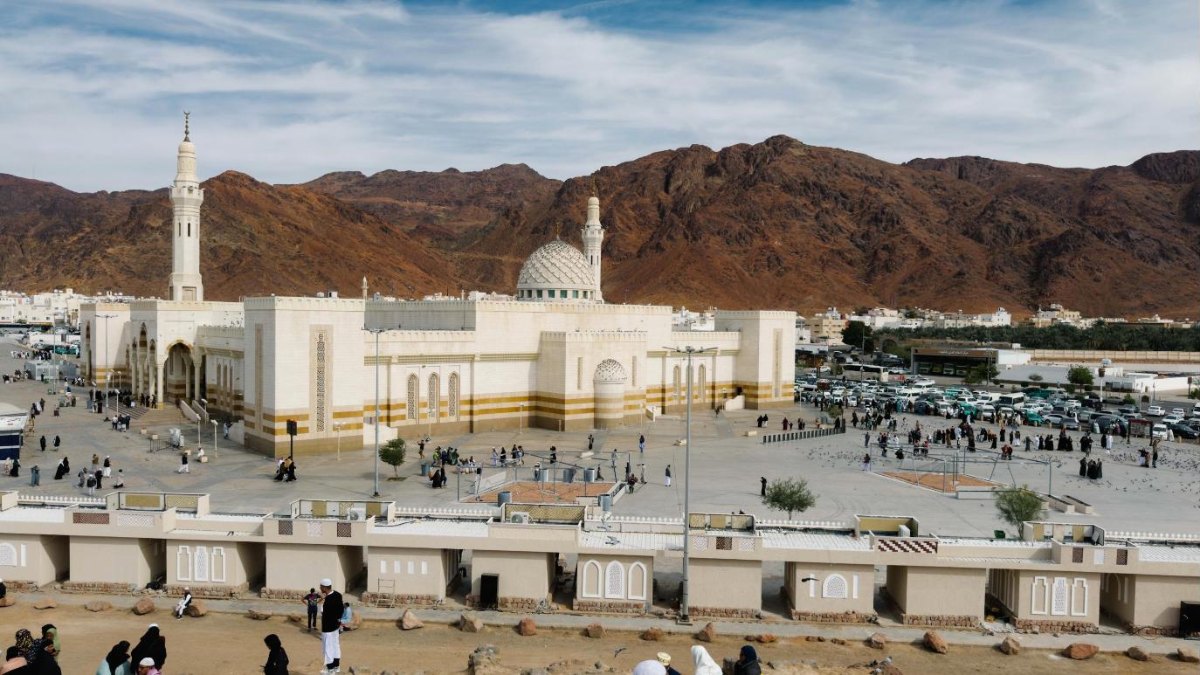 Masjid Sayyid al-Syuhada dan Gunung Uhud dilihat dari atas Bukit Pemanah di Madinah