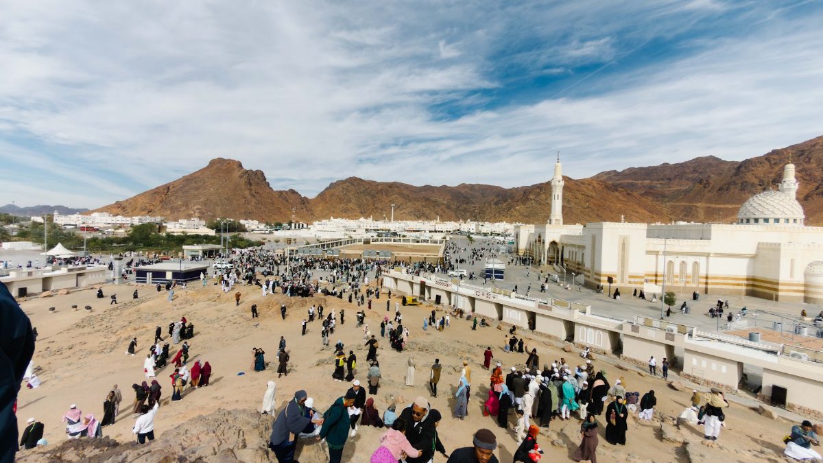 Jemaah di lereng Bukit Rumat, bukit pemanah dalam Perang Uhud, menghadap Masjid Sayyid al-Syuhada