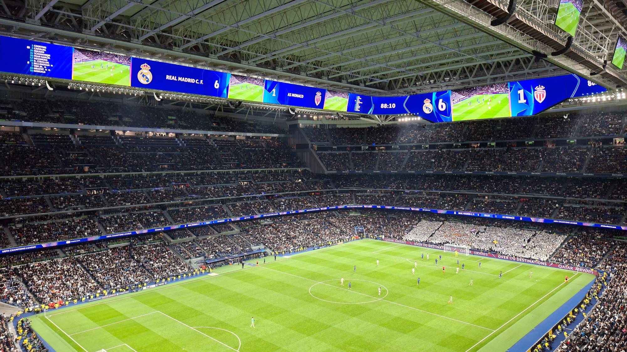 Ruang dalam Stadium Santiago Bernabéu dengan bumbung boleh tarik ketika perlawanan