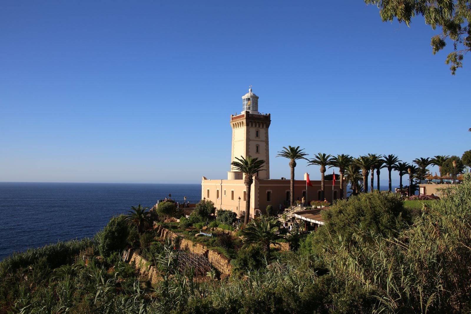 Rumah api Cap Spartel Tangier di atas tebing menghadap Lautan Atlantik