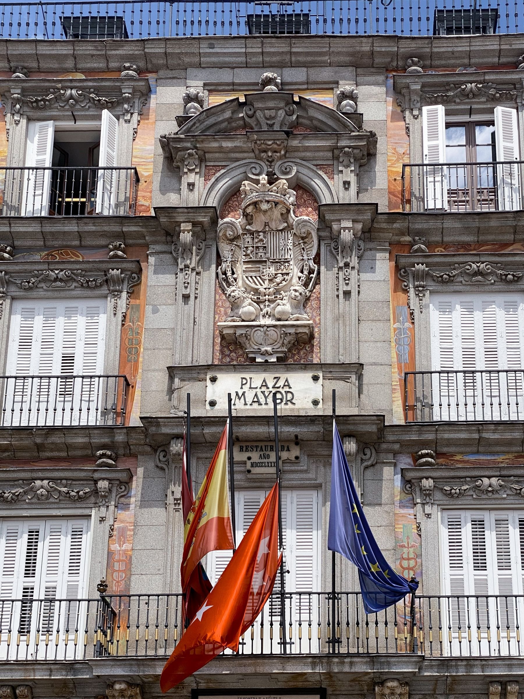 Fasad bermural Casa de la Panadería di Plaza Mayor