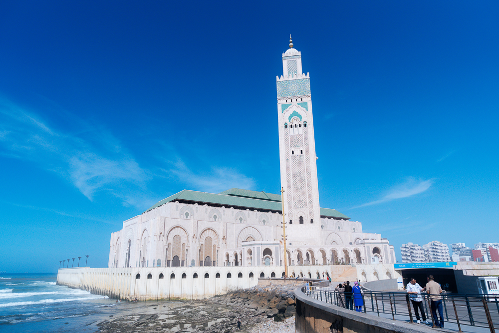 Casablanca Morocco, Masjid Hassan II berdiri di tepi Lautan Atlantik pada waktu siang