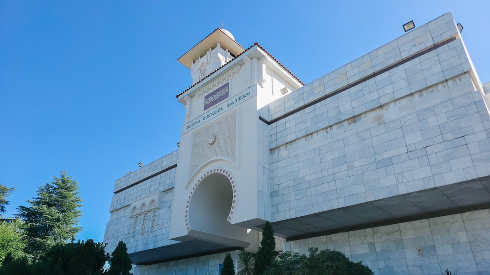 Bangunan Centro Cultural Islámico dengan menara dan pintu gerbang