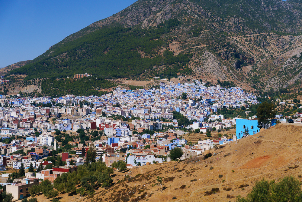 Chefchaouen di lereng Banjaran Rif dilihat dari bukit di pinggir kota