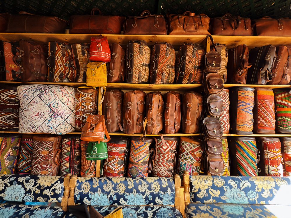 Deretan pouf dan beg kulit buatan tangan di kedai kulit berhampiran Chouara Tannery