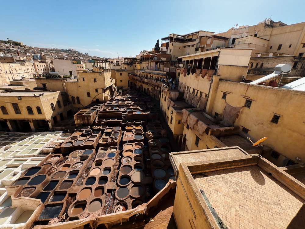 Kolam pewarna batu Chouara Tannery yang tersusun seperti sarang lebah di tengah medina Fez