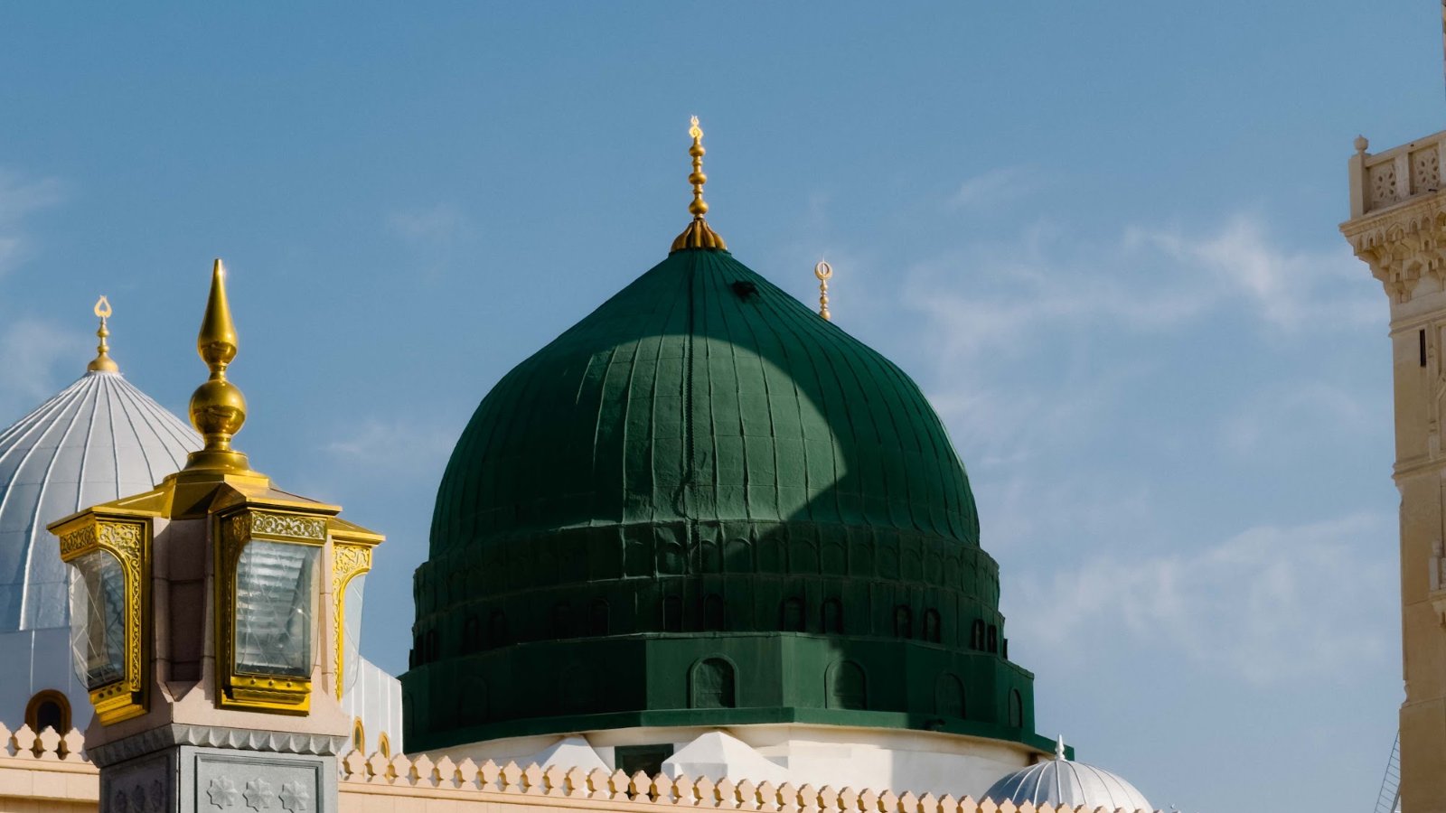 Kubah Hijau Masjid Nabawi di Madinah di bawah langit biru