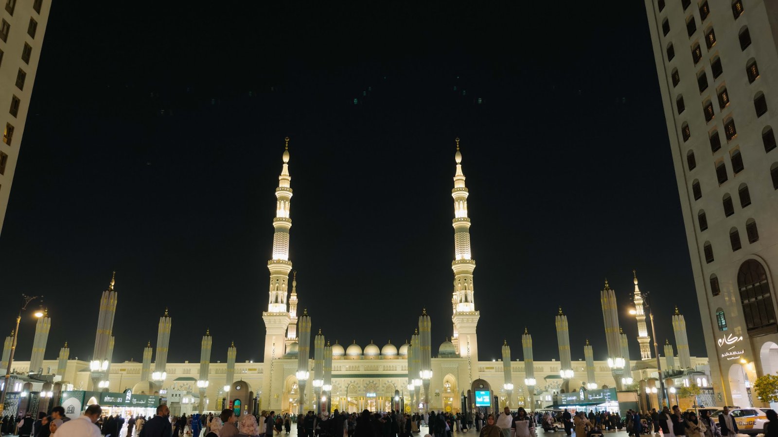 Dataran Masjid Nabawi pada waktu malam dengan menara yang bercahaya