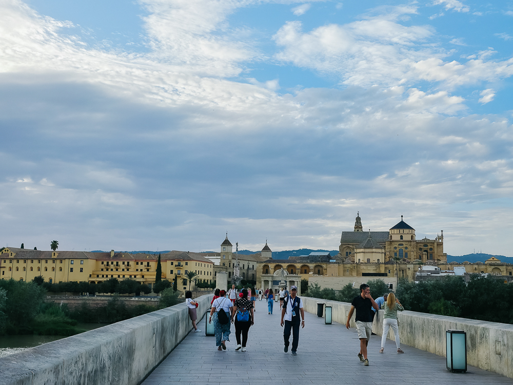 Kota lama Córdoba dan Masjid Agung dilihat dari seberang Sungai Guadalquivir