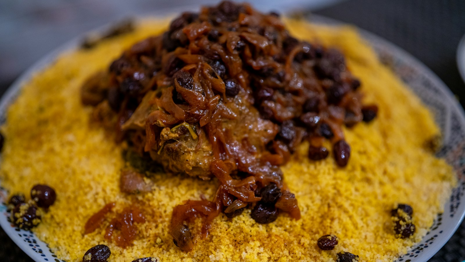 Couscous Maghribi bersama daging dan tfaya bawang karamel