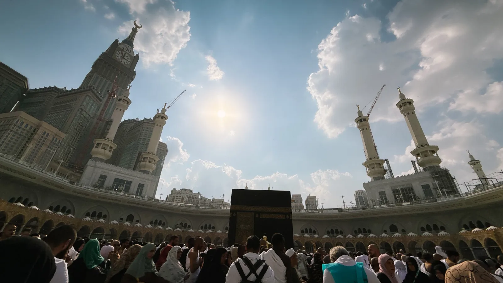 Matahari terik di atas Kaabah dan jemaah di mataf