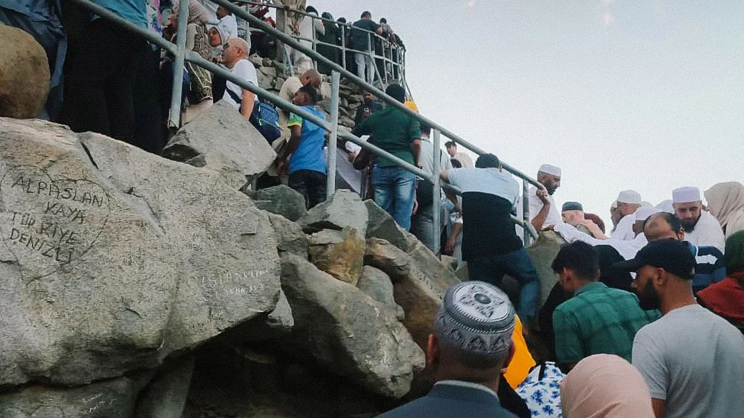 Jemaah mendaki laluan berbatu Jabal Nur menuju Gua Hira pada waktu petang
