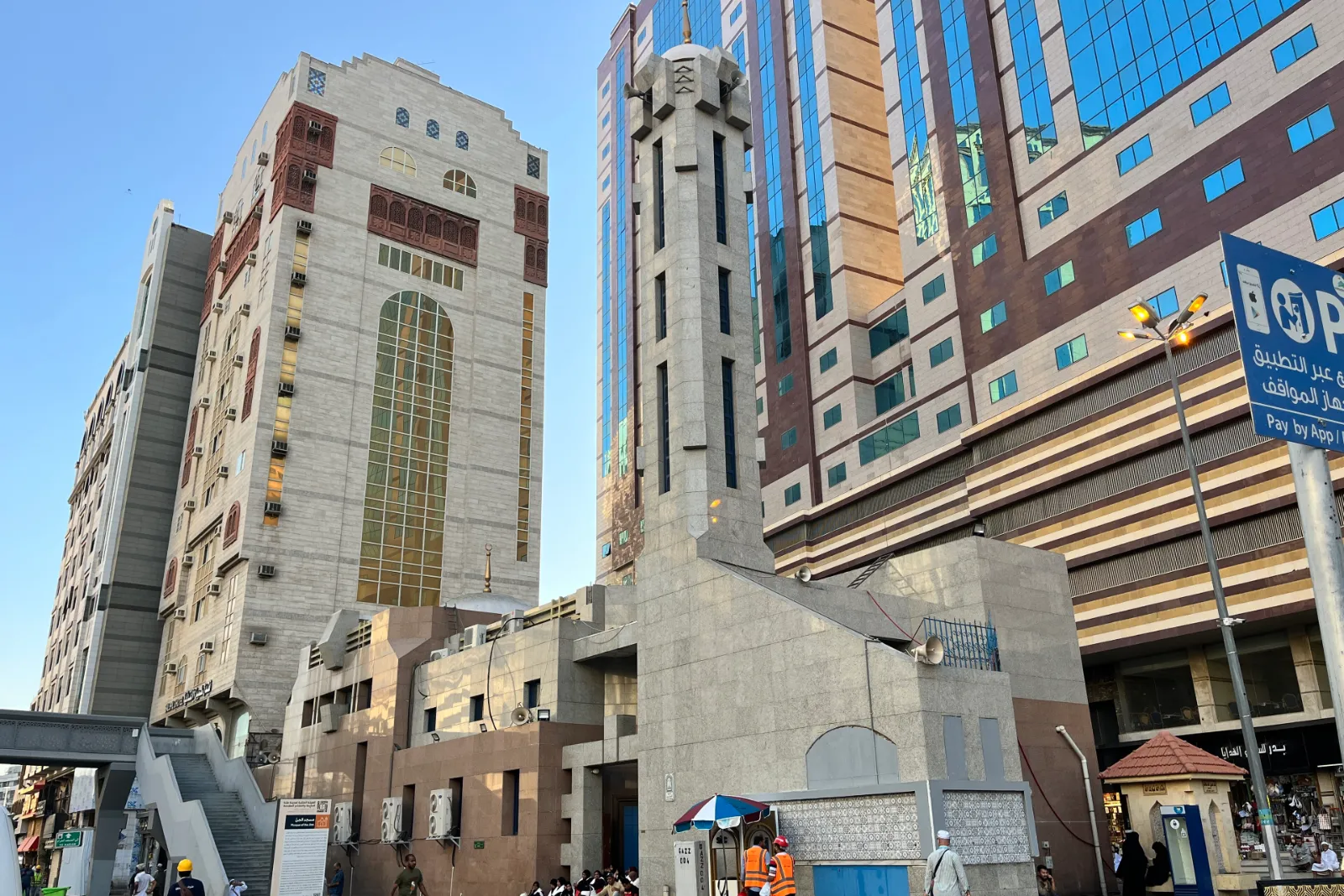 Masjid Jin di kejiranan al-Ghazzah, Makkah, dengan menara tunggal di antara bangunan tinggi