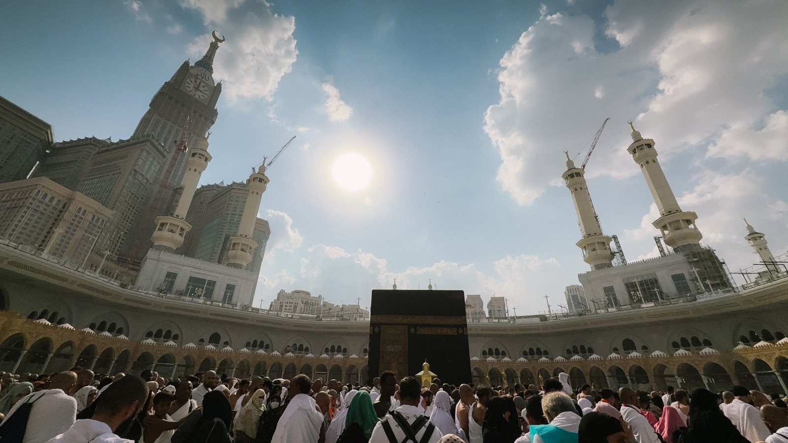Kaabah di tengah Masjidil Haram dikelilingi jemaah yang bertawaf