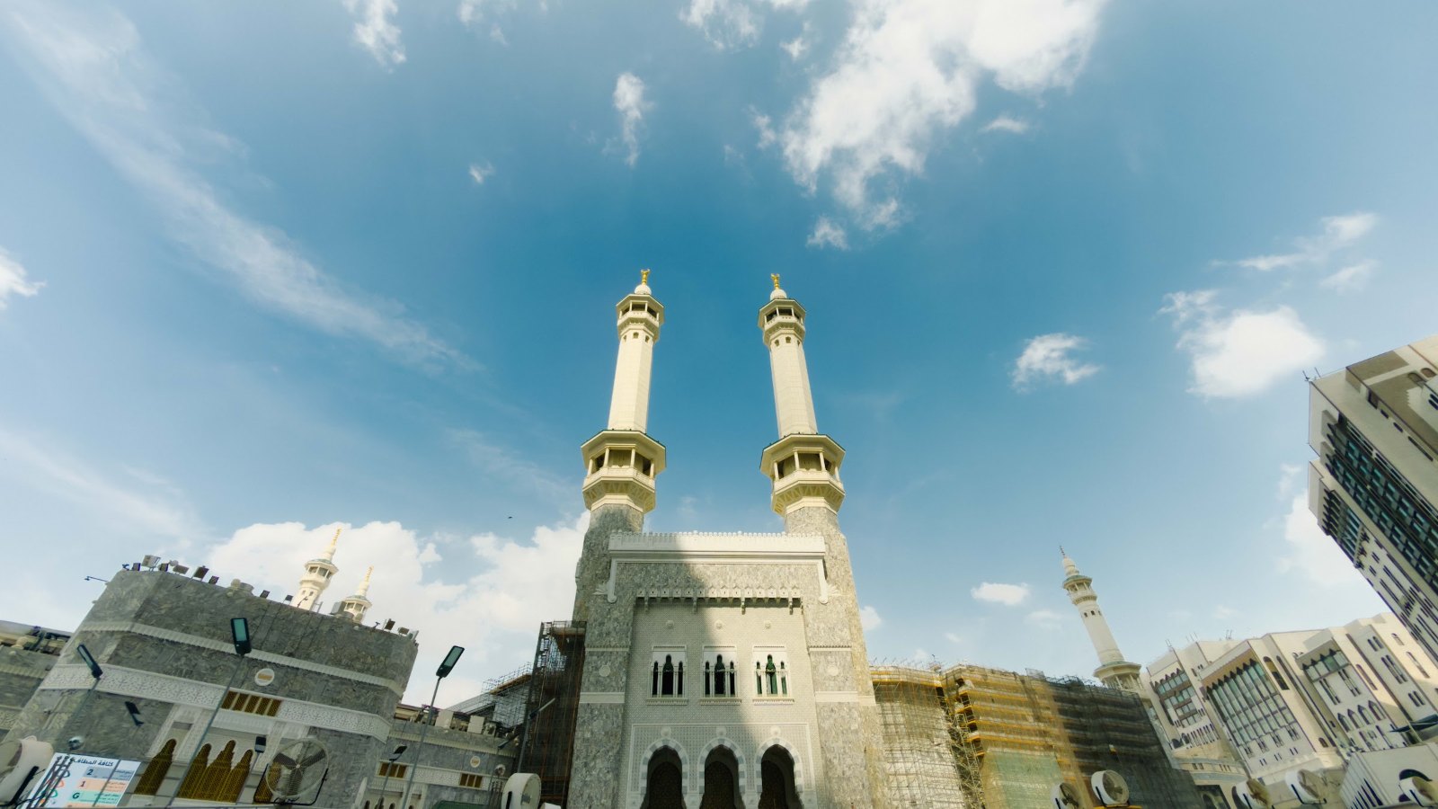 Pintu dan menara Masjidil Haram di Mekah pada waktu siang