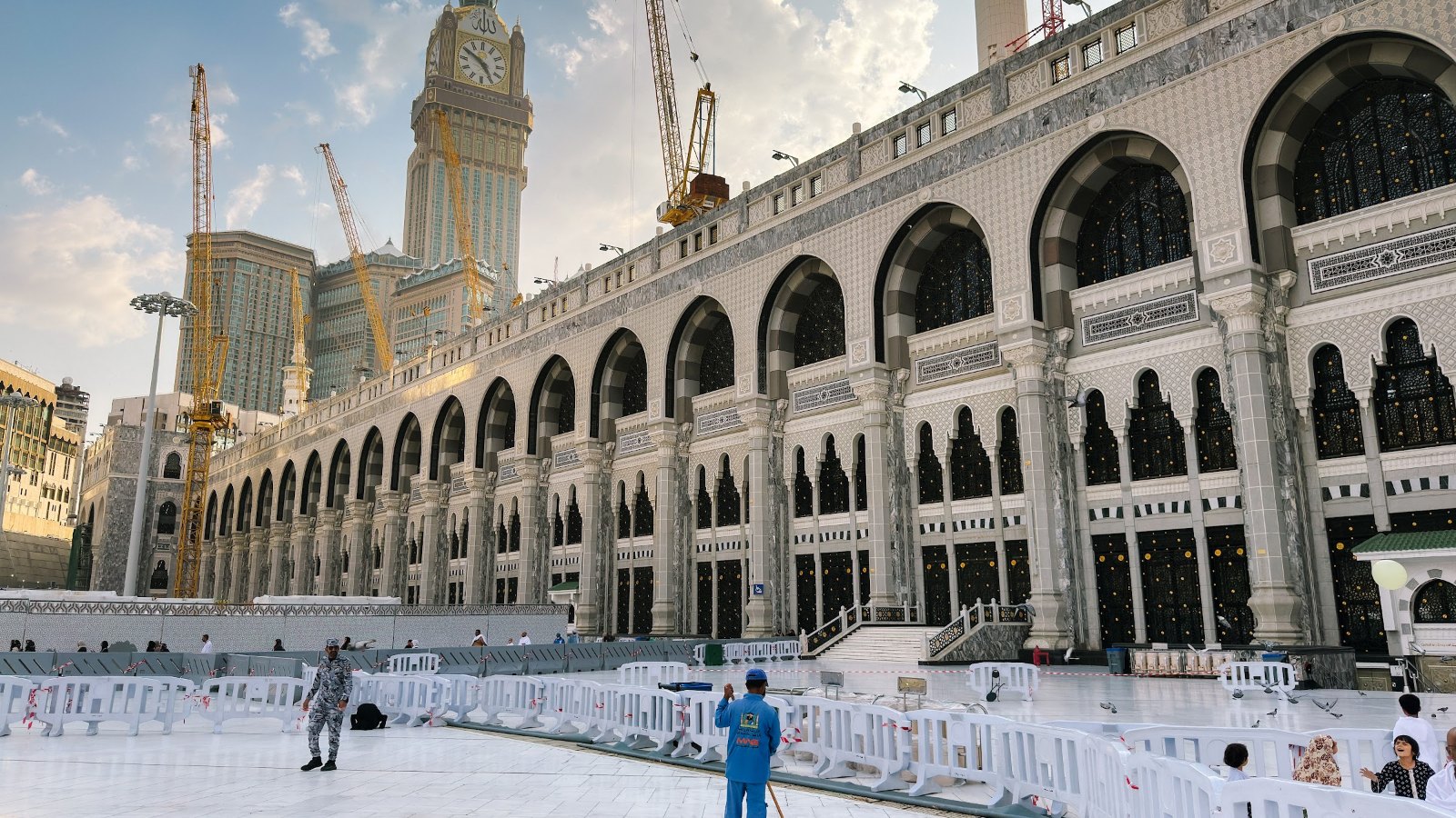 Serambi lama Masjidil Haram dengan Menara Jam Mekah di latar belakang