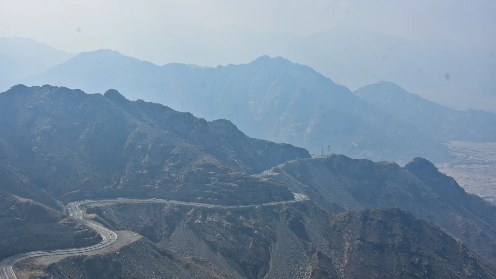 Banjaran Sarawat berlapis di antara Taif dan Makkah dengan jalan berliku di lembah