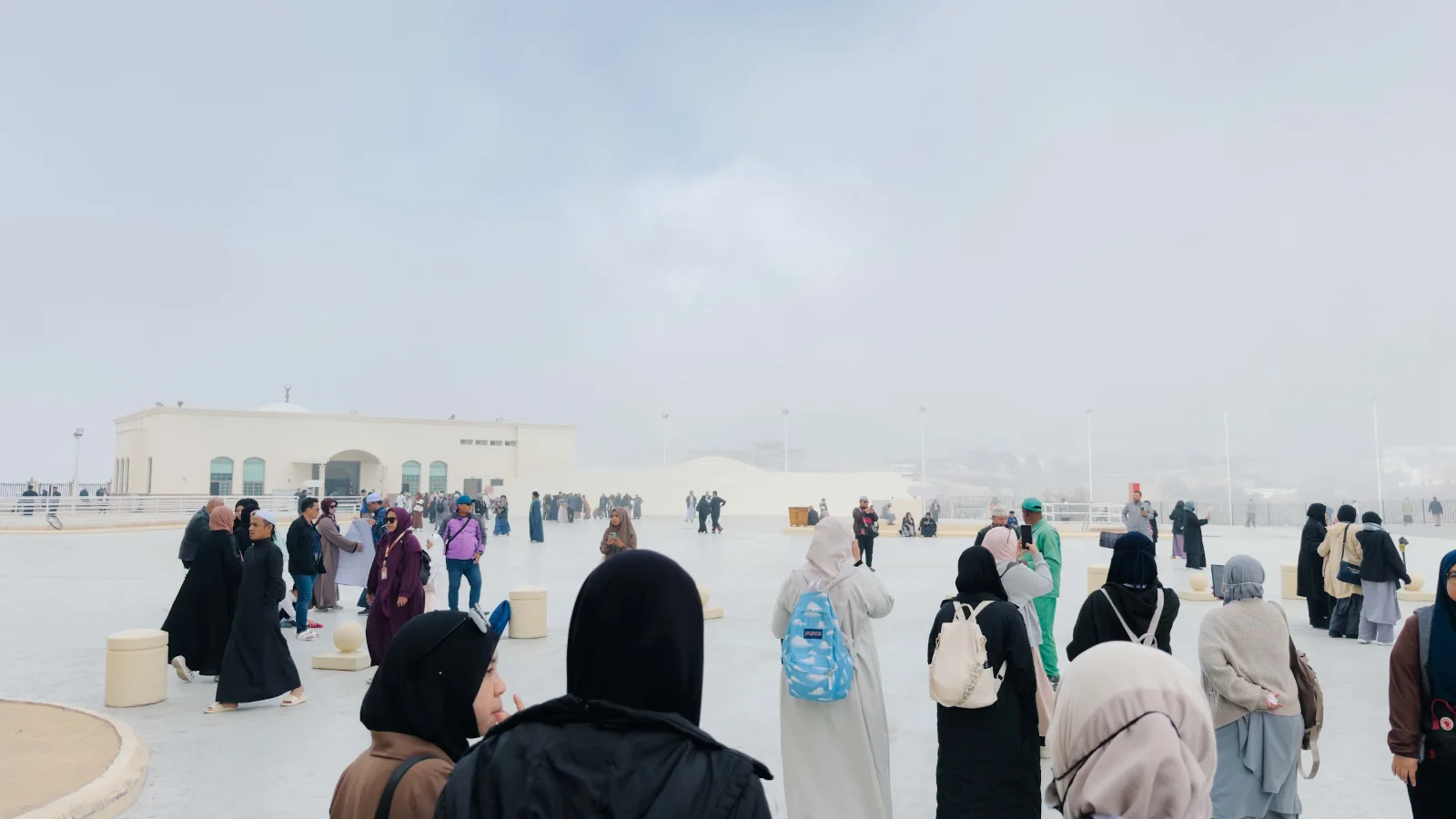 Jemaah umrah berjalan di tanah tinggi al-Hada, Taif, ketika kabus turun