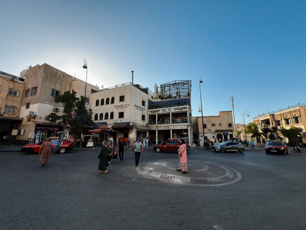 Dataran dan bangunan di pinggir medina Fes