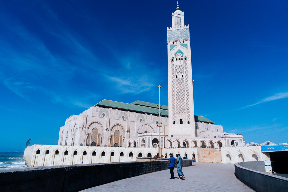 Dataran luas di hadapan Masjid Hassan II Casablanca