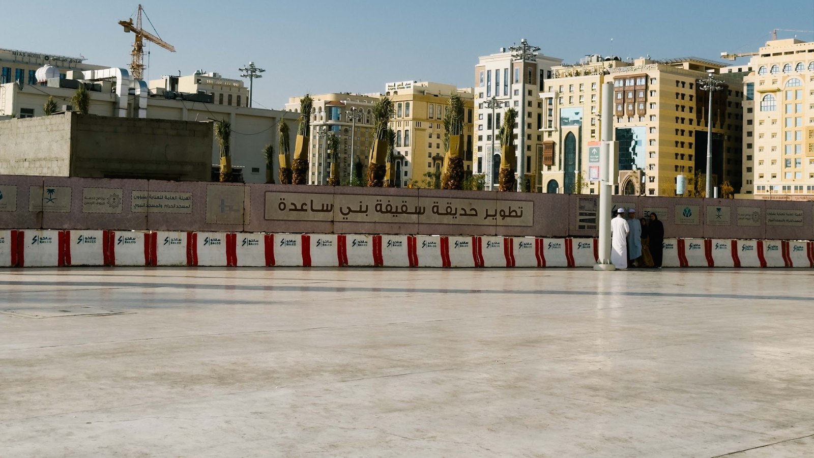 Deretan hotel berhampiran dataran Haram Madinah