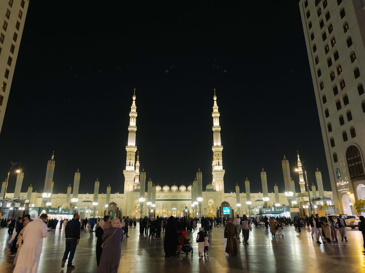 Dataran dan menara Masjid Nabawi pada waktu malam