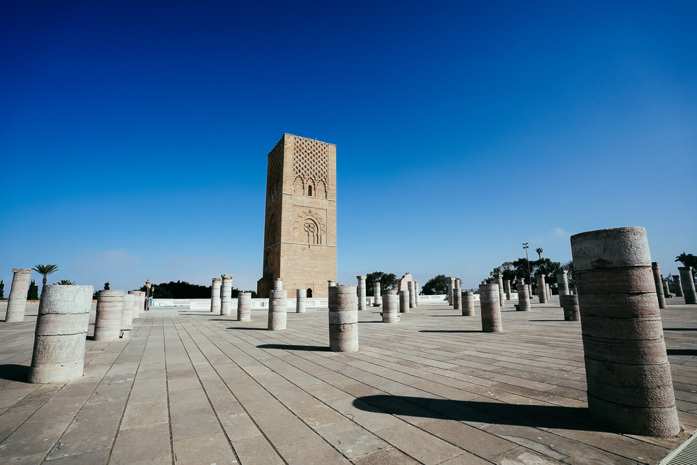Dataran berlantai batu dengan tiang dan Menara Hassan Rabat