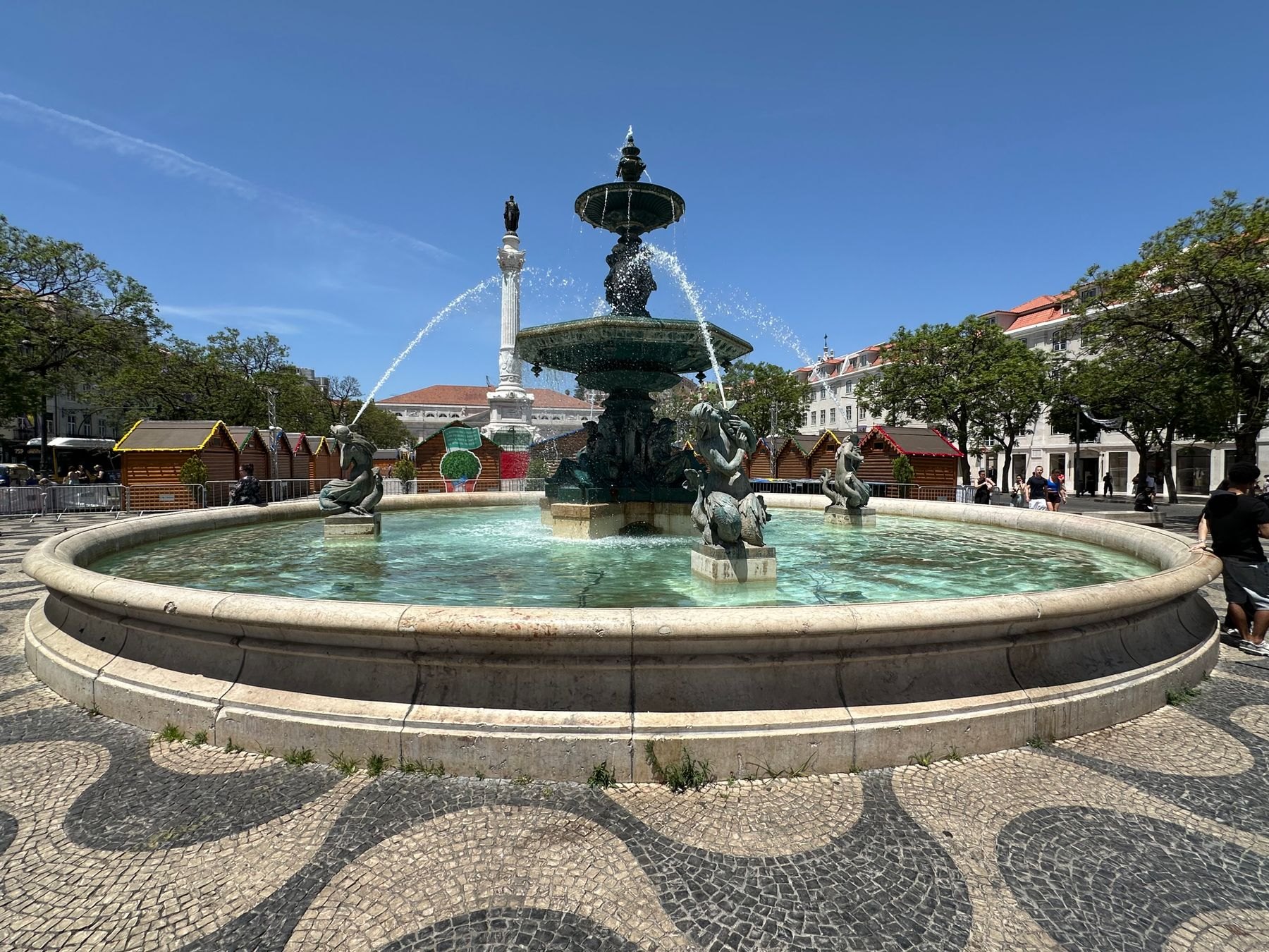 Air pancut gangsa dan lantai calçada bercorak ombak di Dataran Rossio, Lisbon