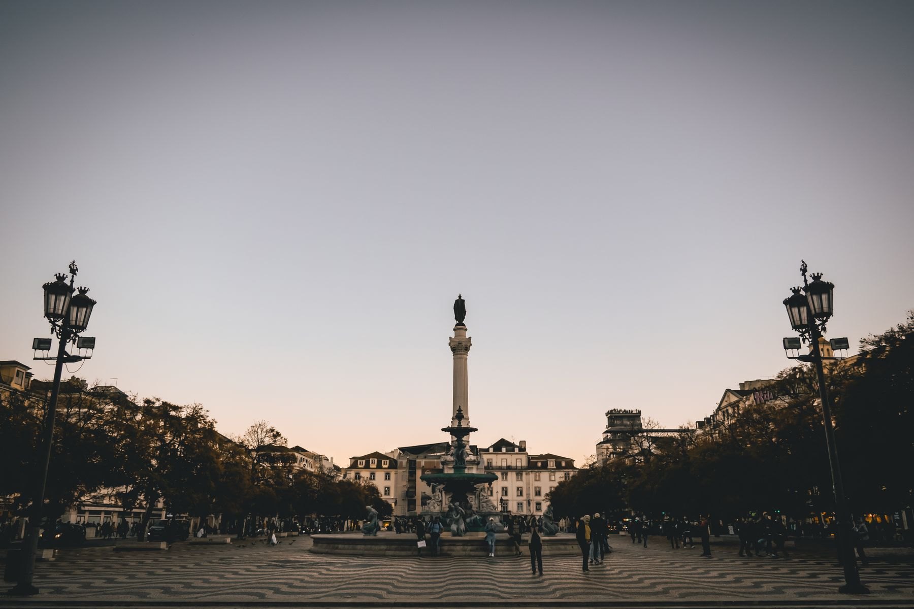 Tiang Dom Pedro IV di tengah Dataran Rossio ketika senja
