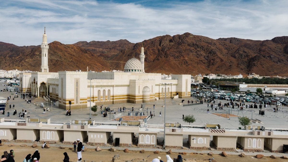 Dataran Syuhada Uhud dengan Masjid Sayyid al-Syuhada, kawasan parkir bas dan Jabal Uhud