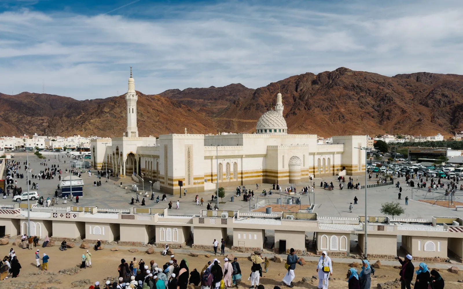 Masjid Sayyid al-Syuhada dan dataran Uhud dengan latar Jabal Uhud