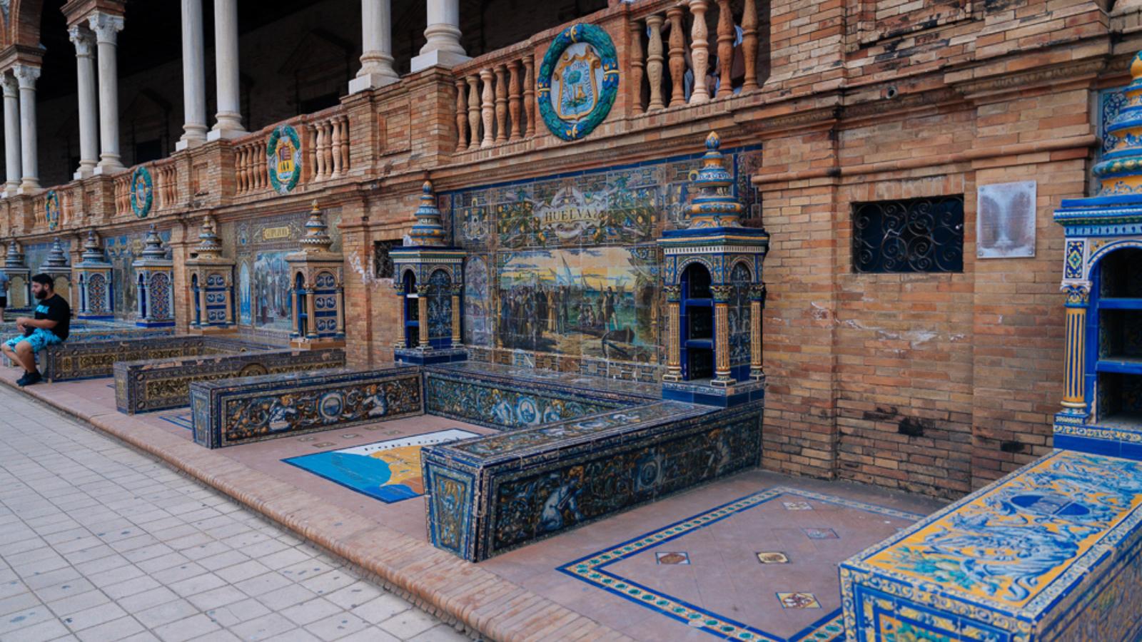 Deretan ceruk wilayah berjubin di sepanjang Plaza de España, Sevilla