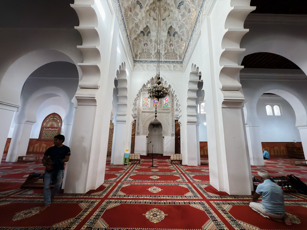 Dewan solat Masjid al-Qarawiyyin Fes dengan lengkungan putih