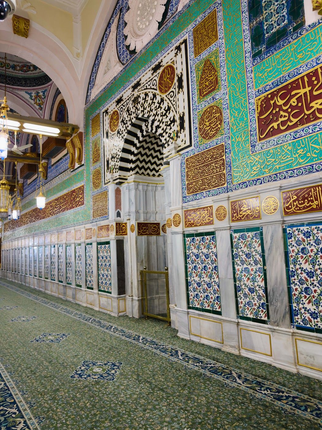 Dinding berhias berhampiran Hujrah Nabawiyyah di Masjid Nabawi