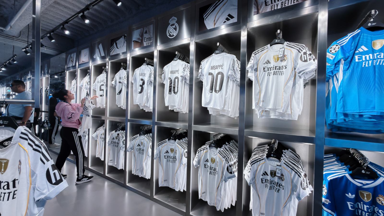 Dinding jersi di kedai rasmi Real Madrid, Stadium Santiago Bernabéu
