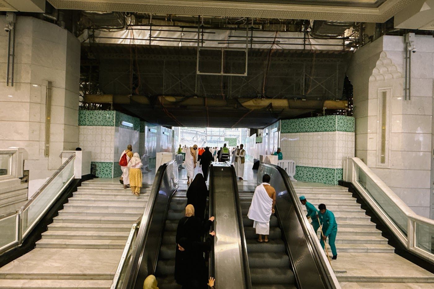 Eskalator dan tangga antara aras Masjidil Haram