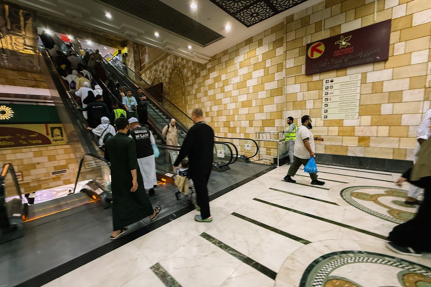 Eskalator dan laluan bertingkat menuju ruang solat