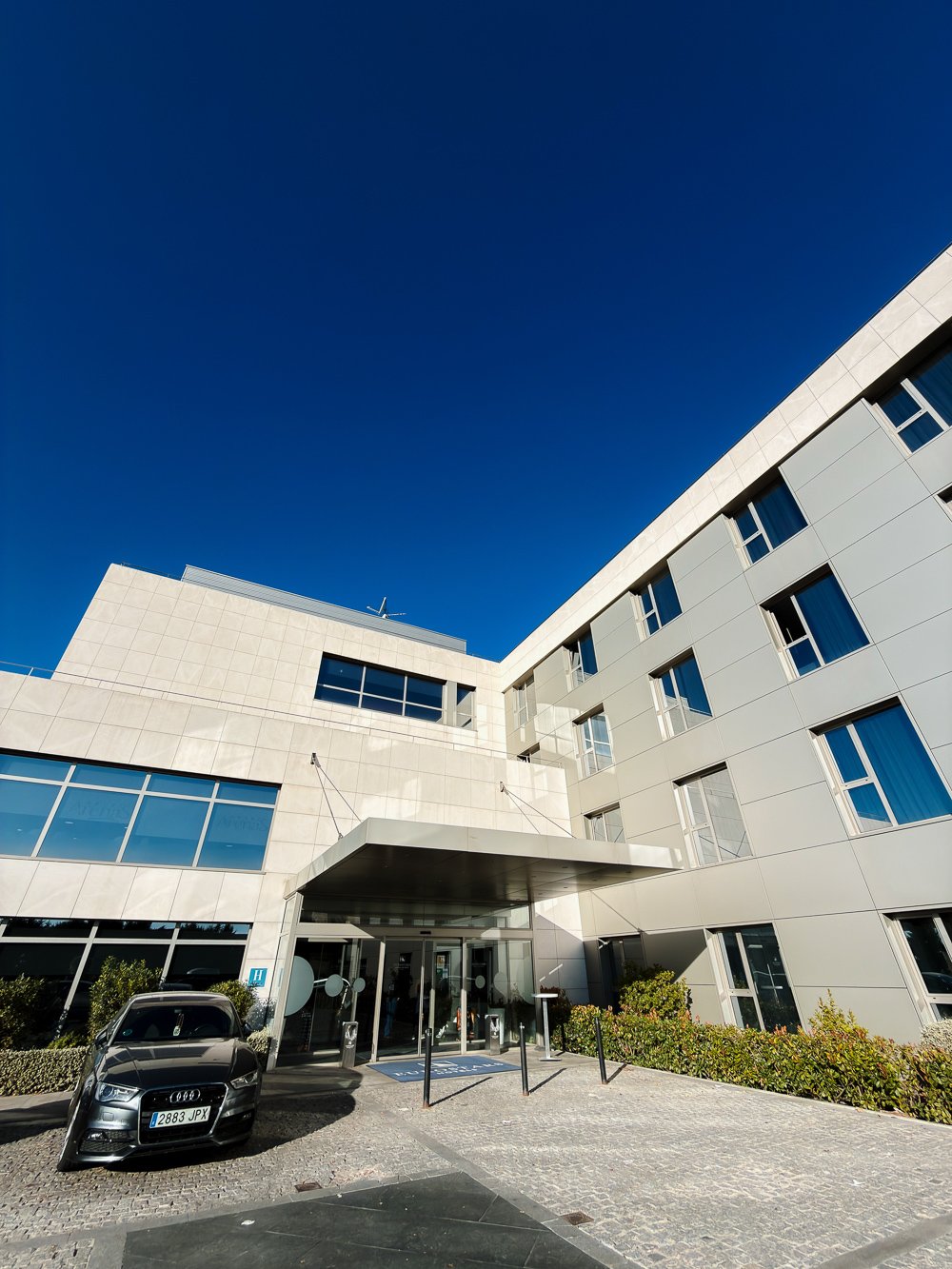 Fasad moden Holiday Inn Express Madrid Alcobendas
